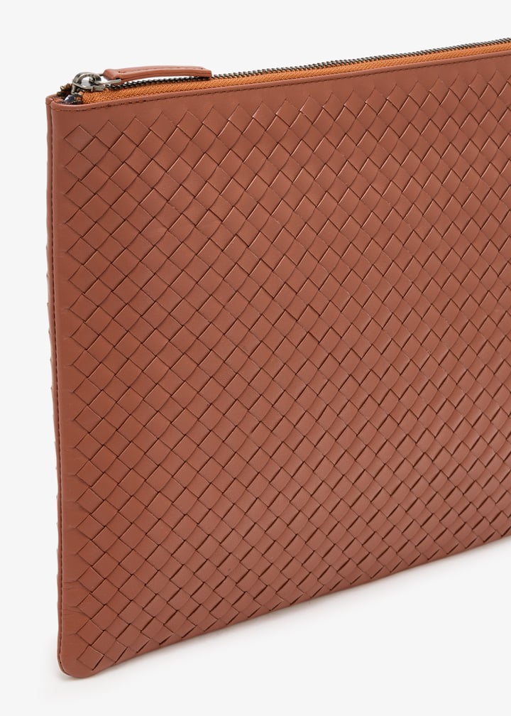 DRAGON DIFFUSION
A4 woven clutch bag in light brown