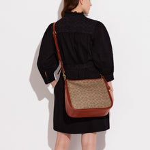 Cary large Shoulder Bag In Signature Canvas