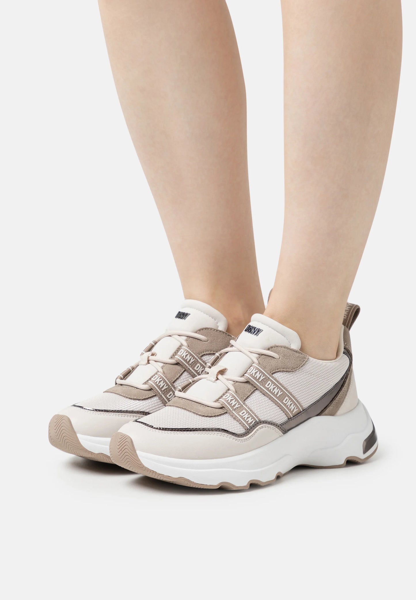 DKNY JUSTINE PEBBLE SNEAKERS SIZE 8M