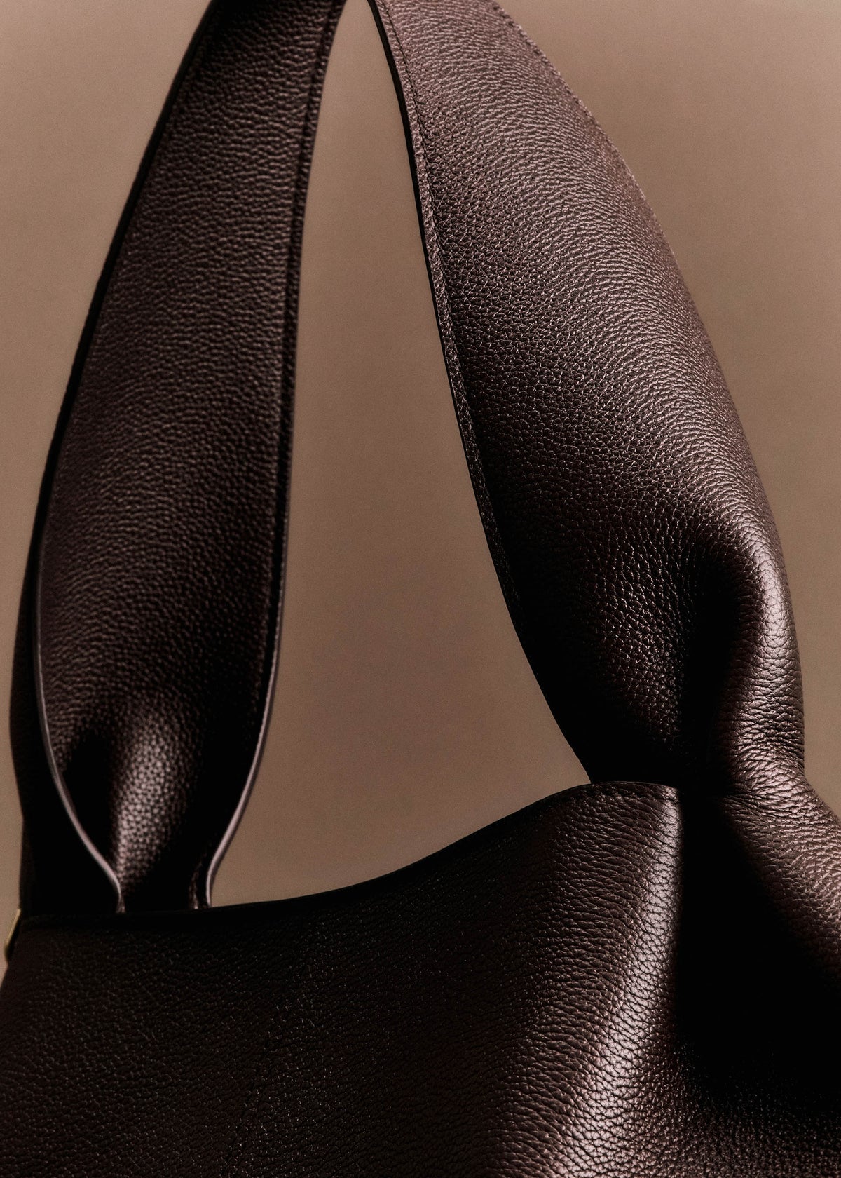 Polene Numéro Neuf East West
EDITION TEXTURED Ebony