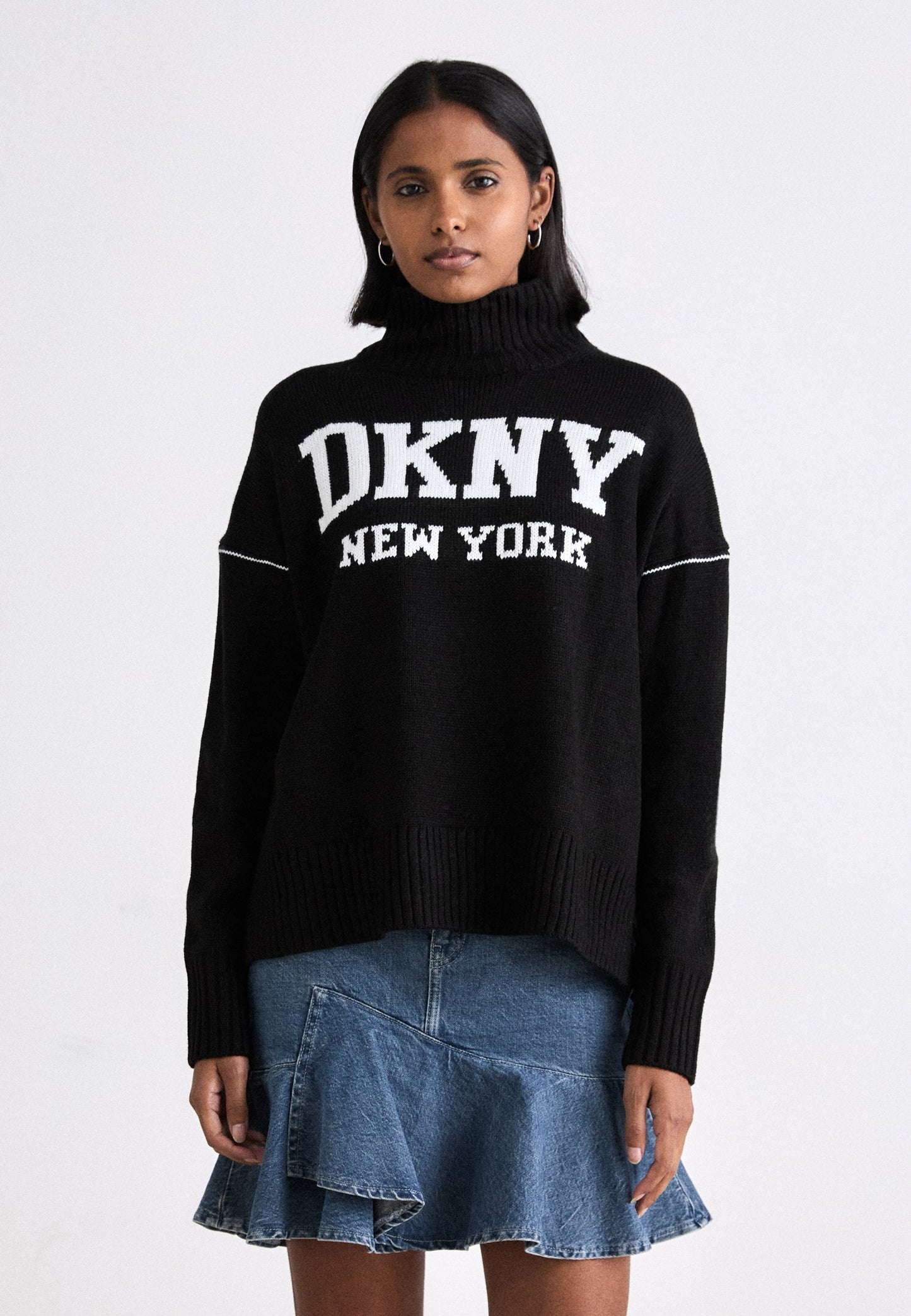DKNY INTARSIA LOGO TURTLENECK HIGH LOW BOXY SWEATER - Jumper - black/ivory size M