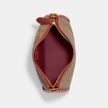 Cary large Shoulder Bag In Signature Canvas
