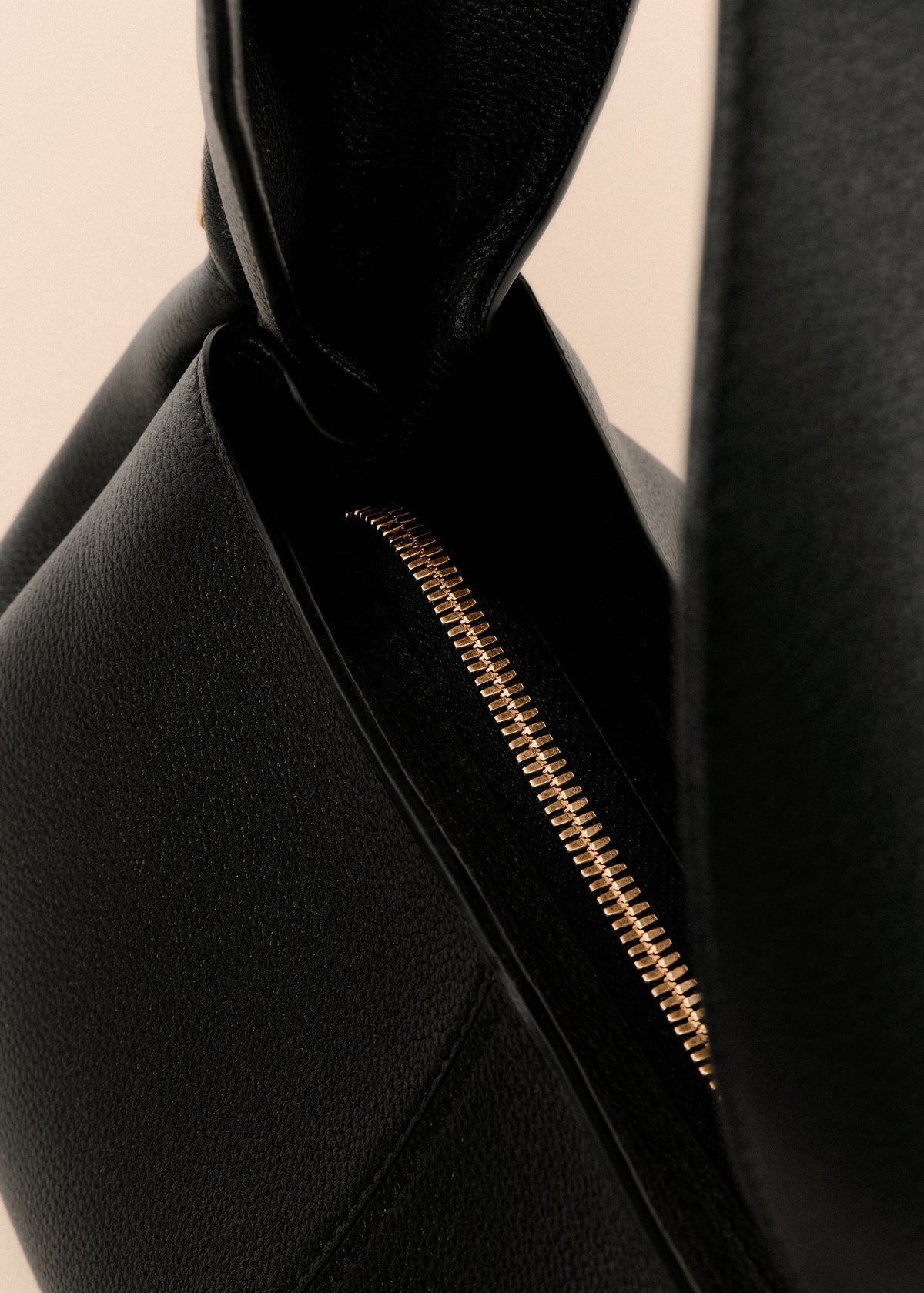 Polene Numéro Neuf East West
EDITION TEXTURED BLACK