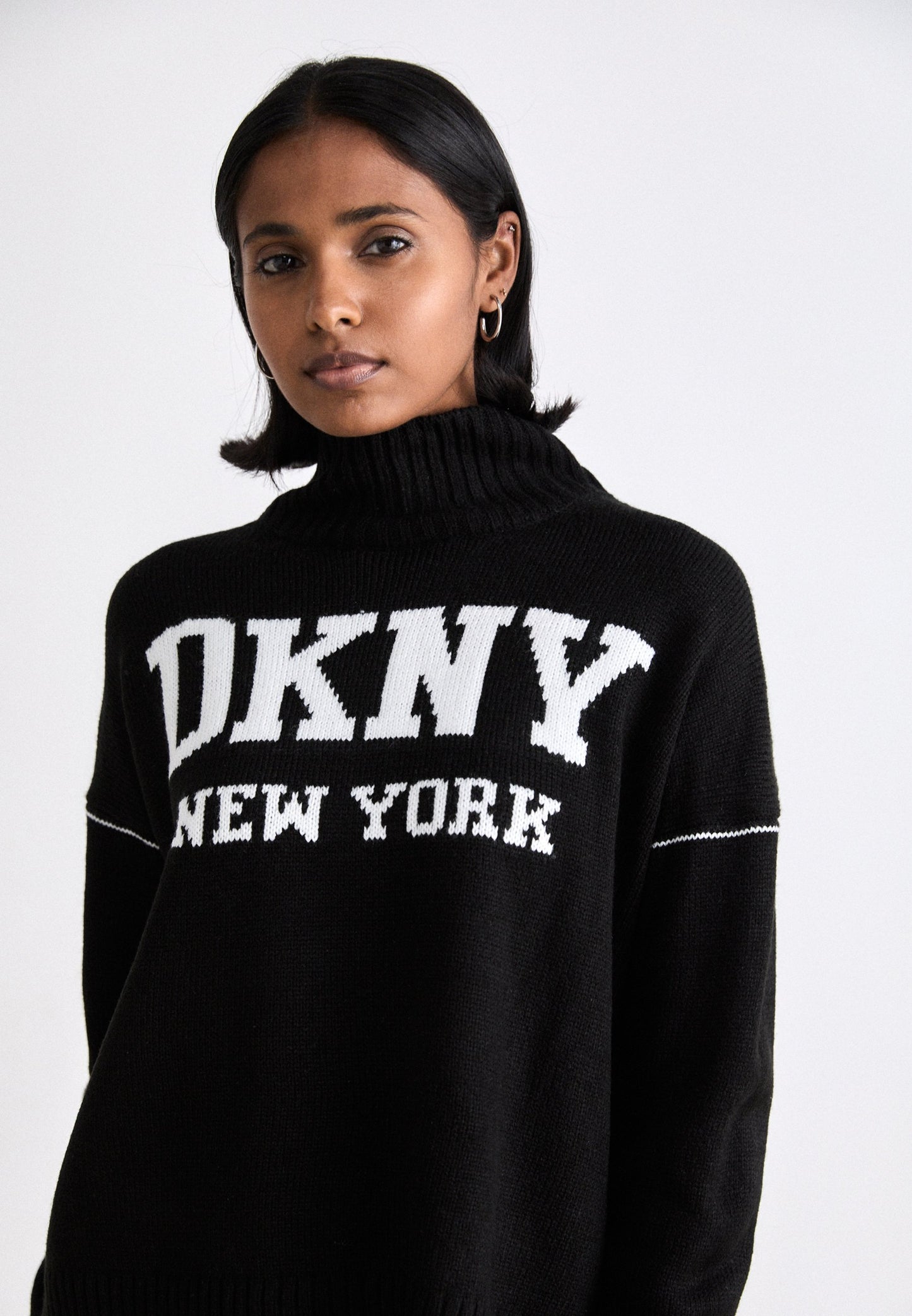 DKNY INTARSIA LOGO TURTLENECK HIGH LOW BOXY SWEATER - Jumper - black/ivory size M