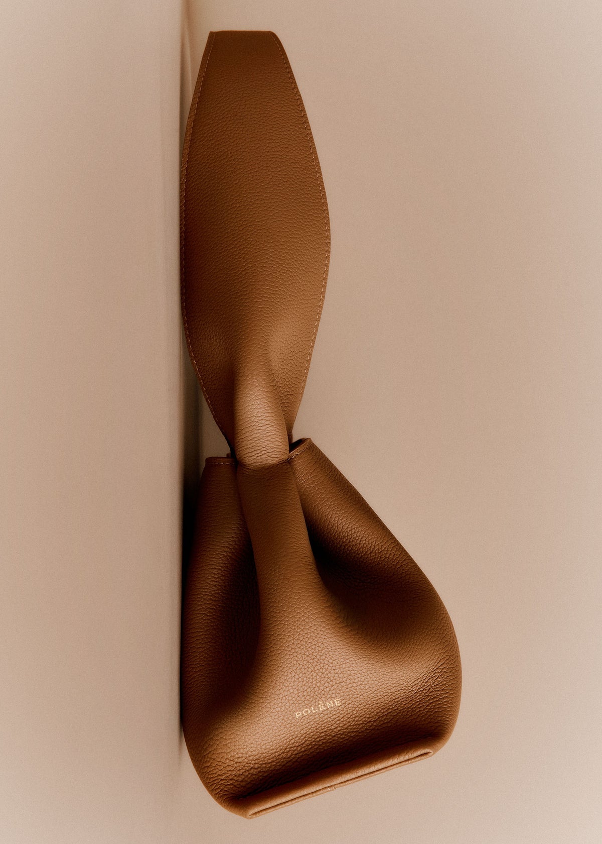 Polene Numéro Neuf East West
EDITION TEXTURED Caramel