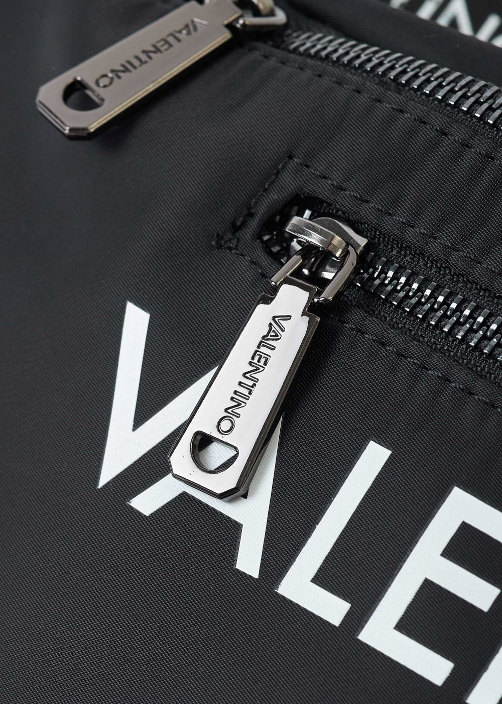 VALENTINO BAGS
Unisex Kylo Belt Bag In Black