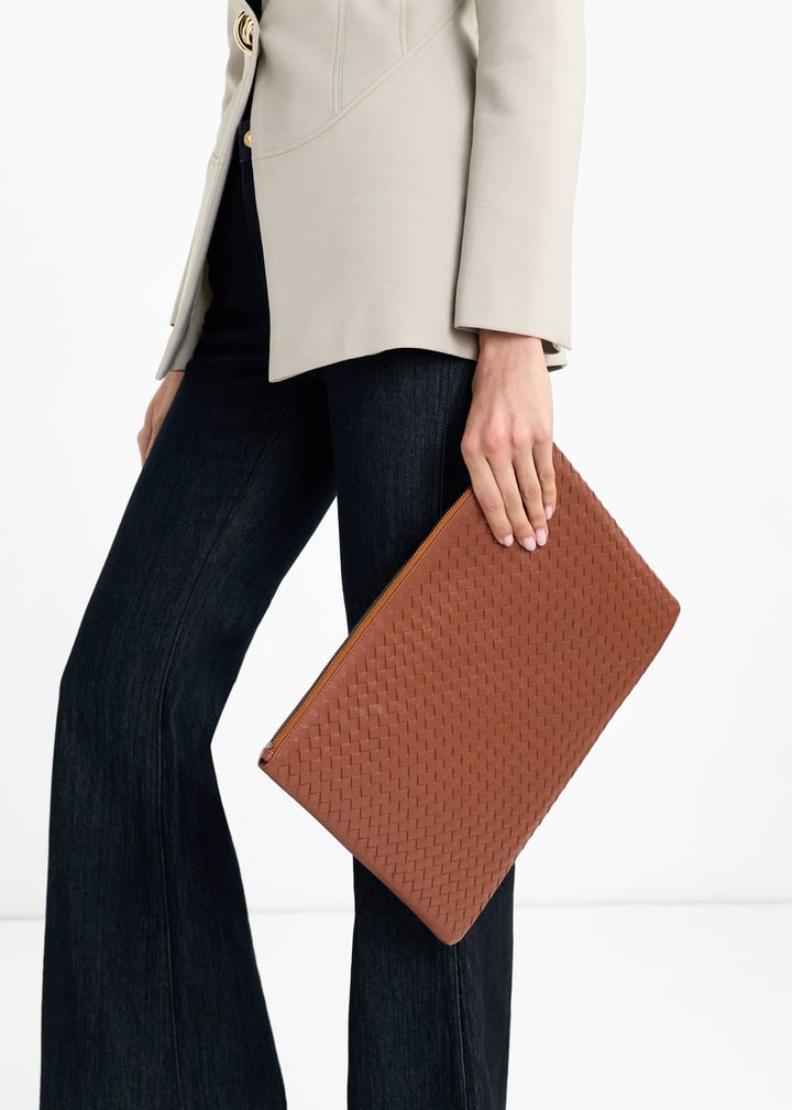 DRAGON DIFFUSION
A4 woven clutch bag in light brown