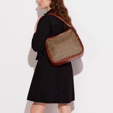 Cary large Shoulder Bag In Signature Canvas