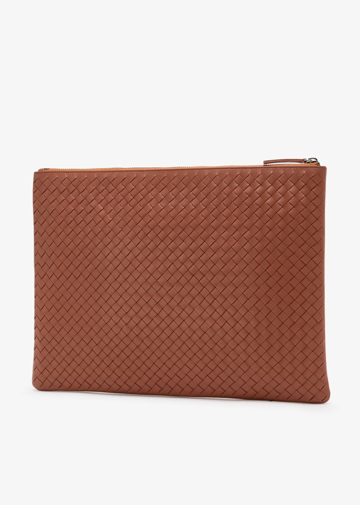 DRAGON DIFFUSION
A4 woven clutch bag in light brown